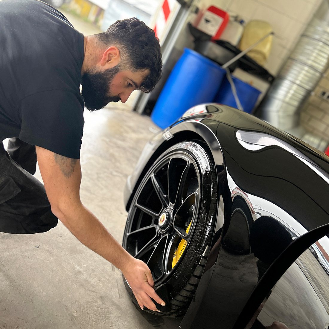 Detailarbeit an einer Felge bei Yadox Autoaufbereitung